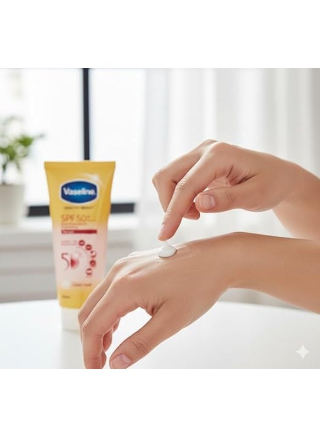 فازلين هيلثي برايت سيروم الحماية والتفتيح اليومي بعامل حماية من الشمس 50+ PA++++، 290 مل - حماية من الشمس والتلوث، نياسيناميد، فيتامين ج و هـ، سريع الامتصاص، غير دهني، يمنح البشرة إشراقة ويغذيها. - Image 2